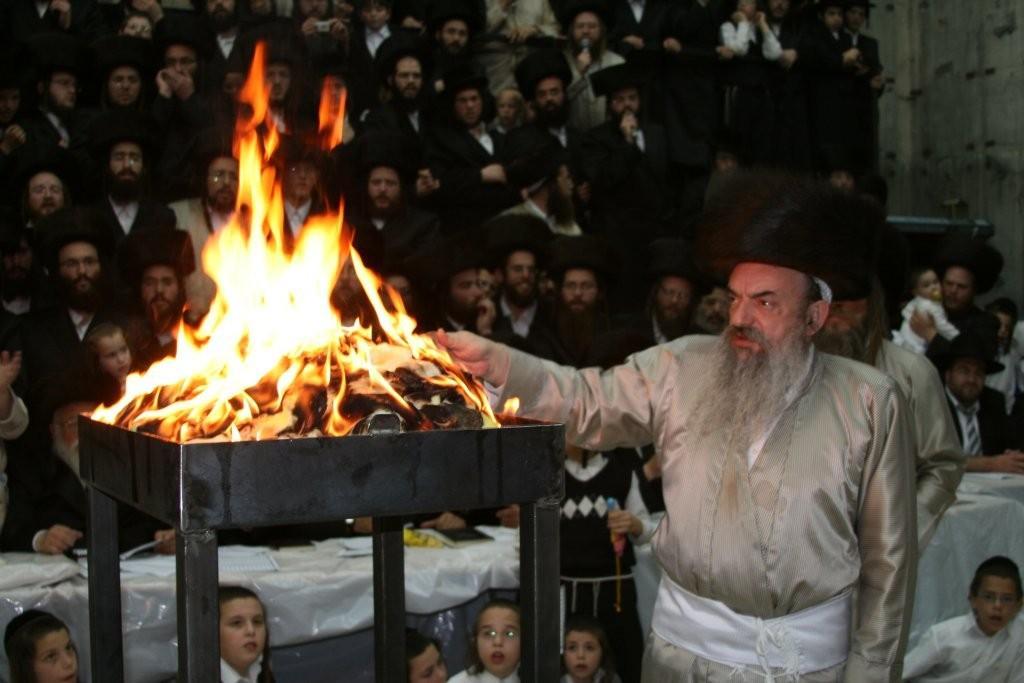מיוחד: כ"ק האדמו"ר מלעלוב בהדלקה