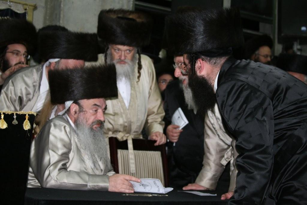 מיוחד: כ"ק האדמו"ר מלעלוב בהדלקה