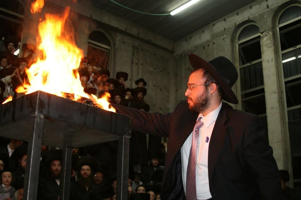 מיוחד: כ"ק האדמו"ר מלעלוב בהדלקה