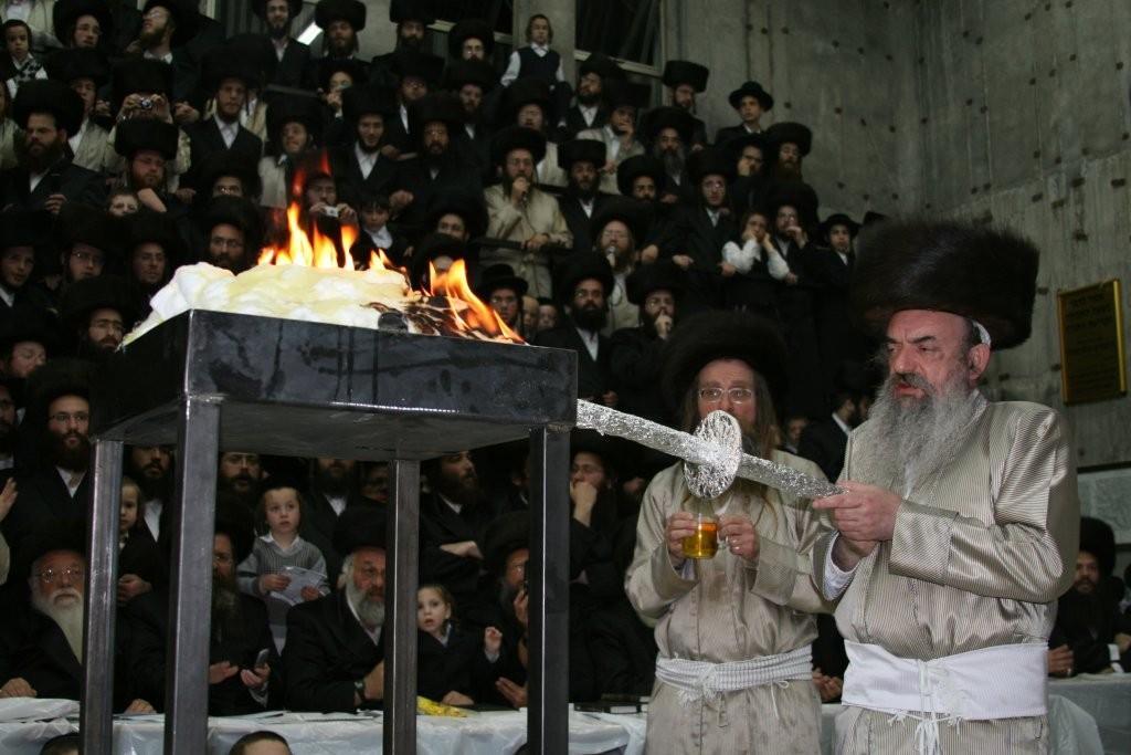 מיוחד: כ"ק האדמו"ר מלעלוב בהדלקה