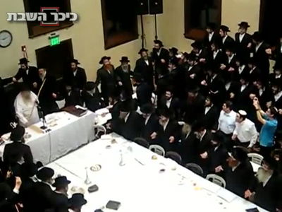 צפו: האדמו"ר מניקלשבורג יורה חיצים בל"ג בעומר