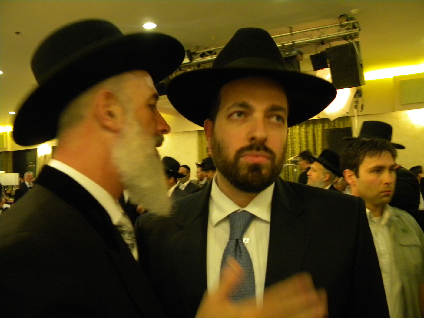 הקפאה בבירה? סיעת ש"ס חגגה בשמחת נכד הגר"ע