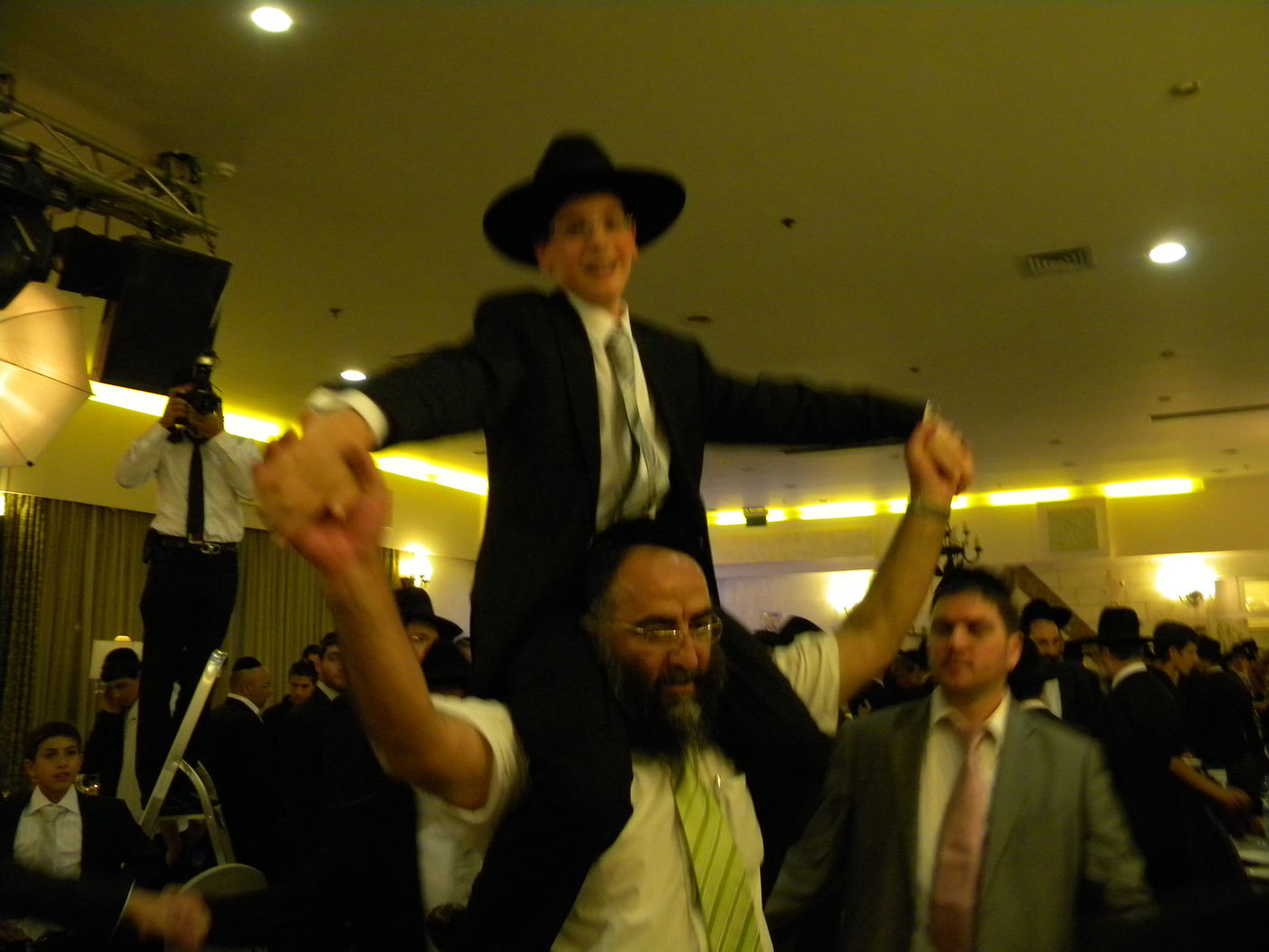 הקפאה בבירה? סיעת ש"ס חגגה בשמחת נכד הגר"ע