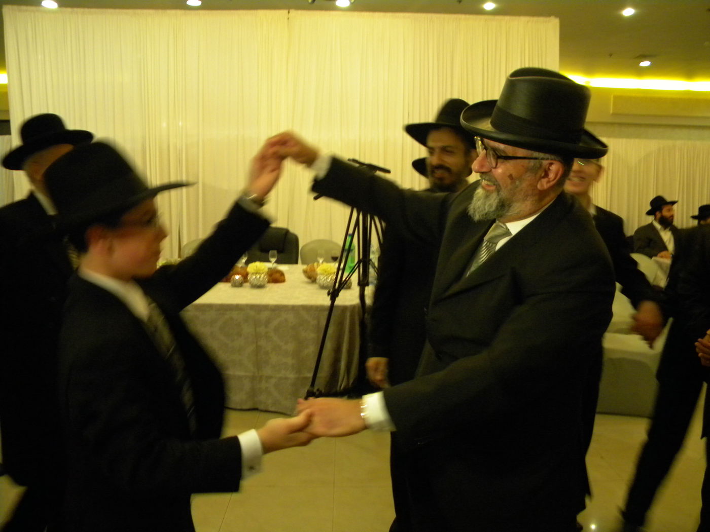 הקפאה בבירה? סיעת ש"ס חגגה בשמחת נכד הגר"ע