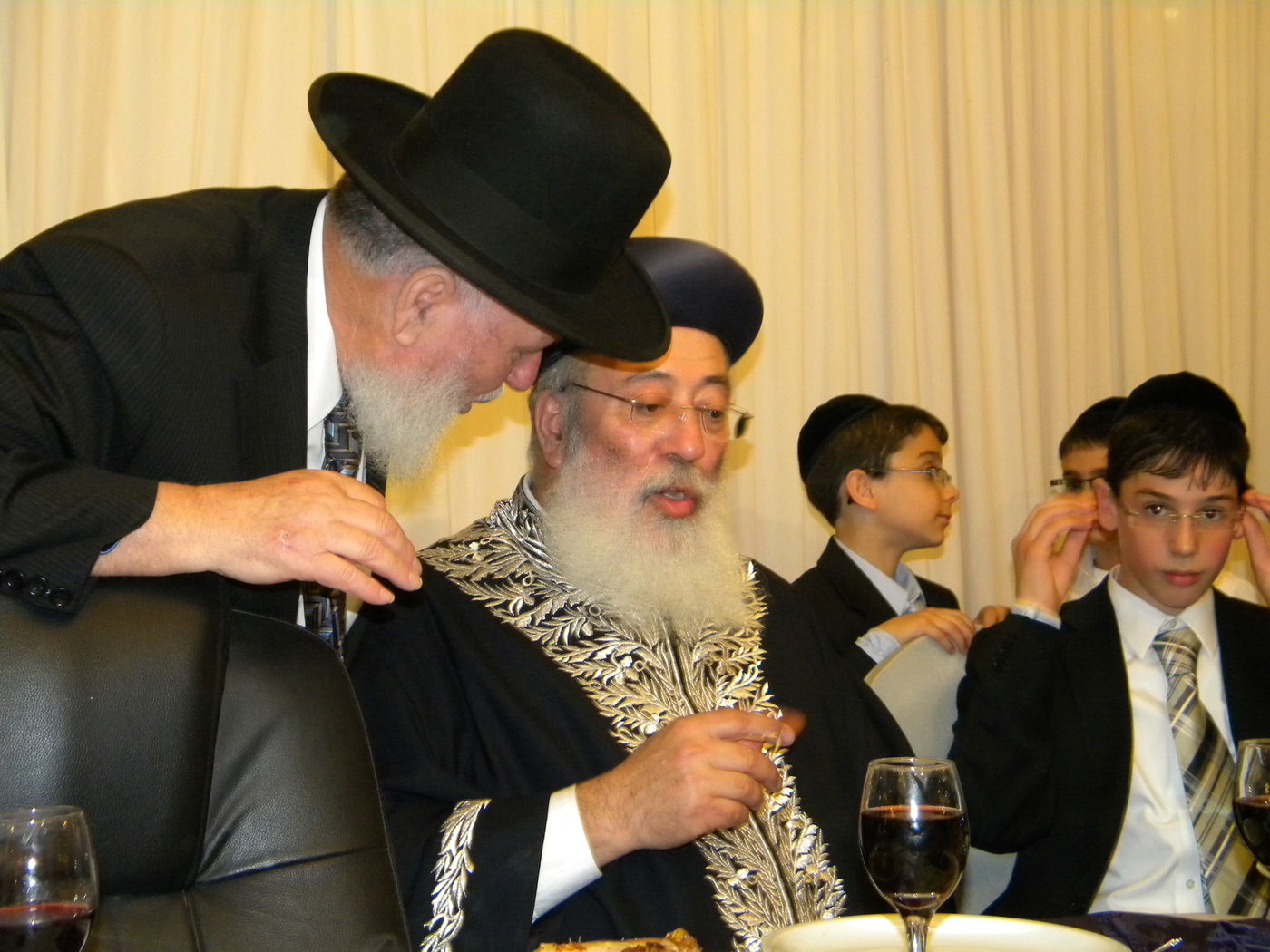 הקפאה בבירה? סיעת ש"ס חגגה בשמחת נכד הגר"ע