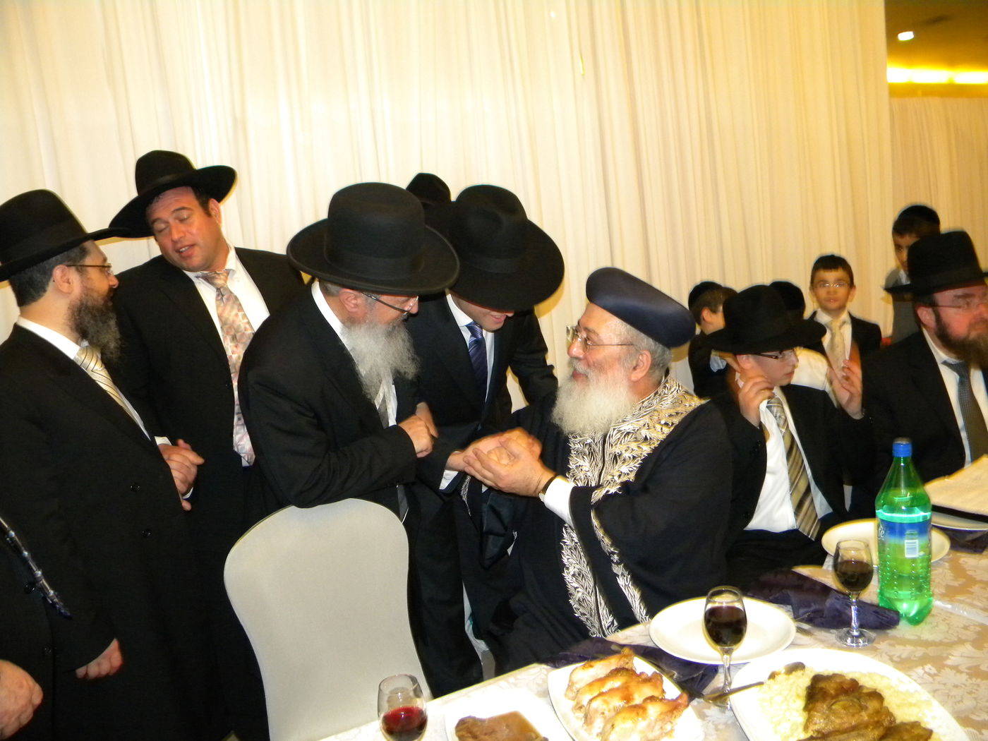 הקפאה בבירה? סיעת ש"ס חגגה בשמחת נכד הגר"ע