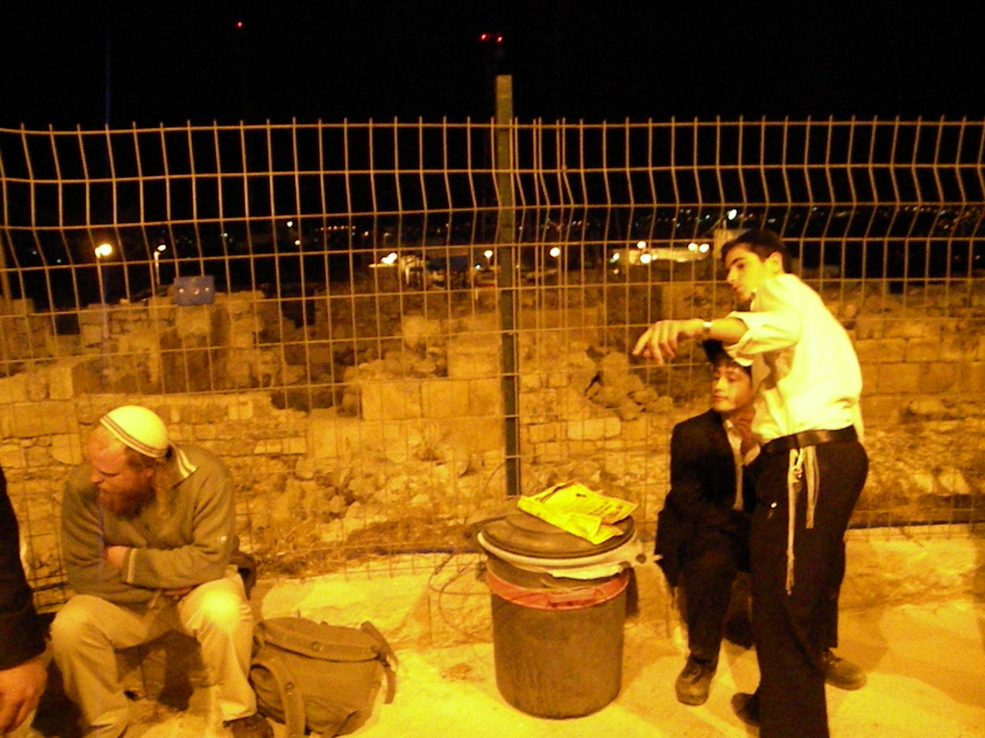 האלפים רצו להתפלל, כוח צה"ל נאבק בהם ממושכות