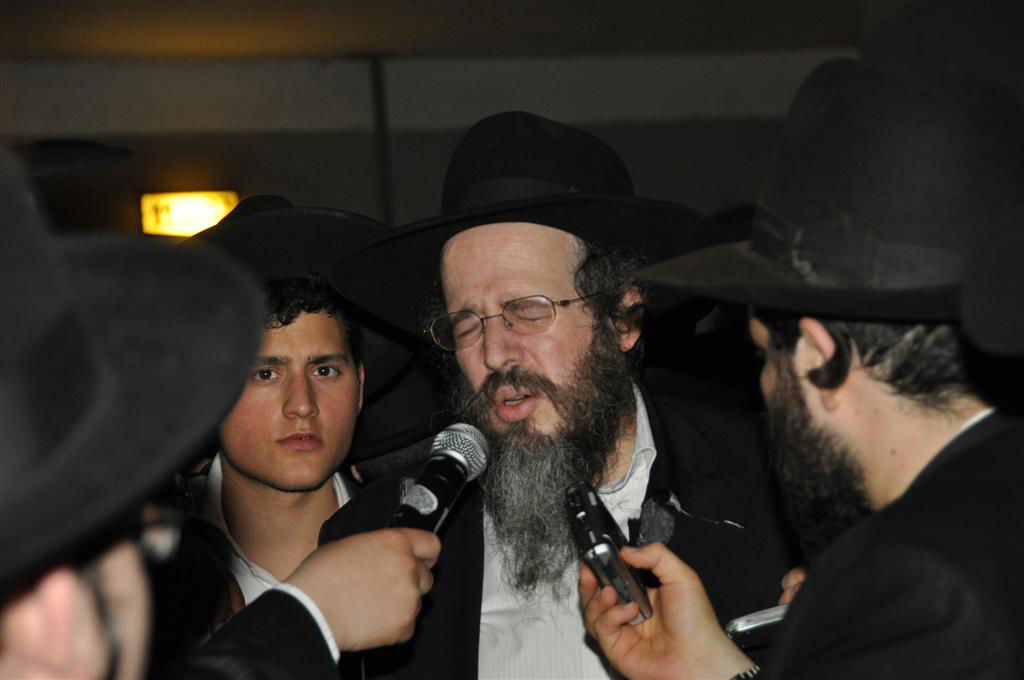תמונות: הגר"ח קנייבסקי ב´קריעה´ על אחותו