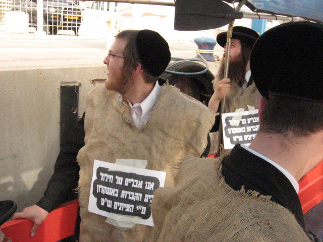 חרדים ניסו להכנס לאשקלון דרך הים; הם נבלמו בחוף