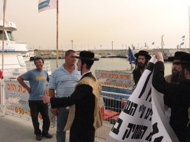 חרדים ניסו להכנס לאשקלון דרך הים; הם נבלמו בחוף