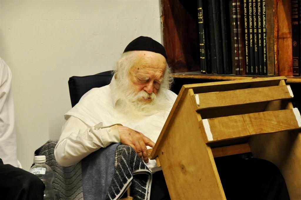 צפו בתמונות: מנחמים את הגר"ח קנייבסקי