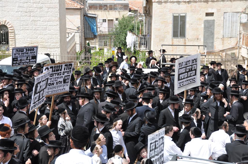 "קברי אבותינו אינם הפקר" זעקו ההמונים במעמד בי-ם