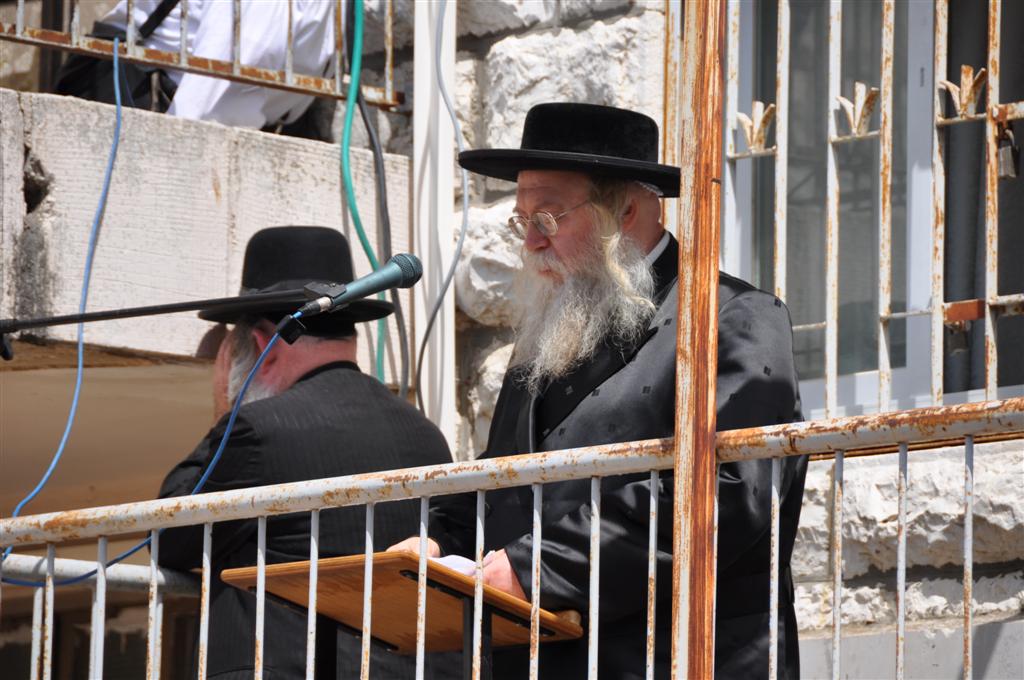 "קברי אבותינו אינם הפקר" זעקו ההמונים במעמד בי-ם