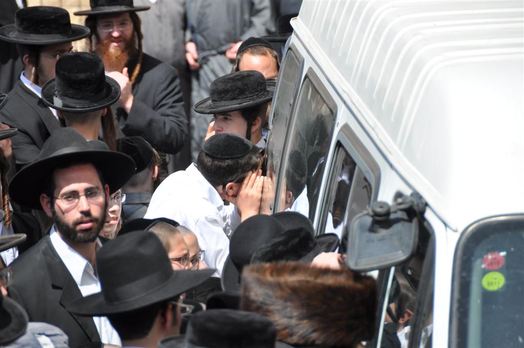 "קברי אבותינו אינם הפקר" זעקו ההמונים במעמד בי-ם