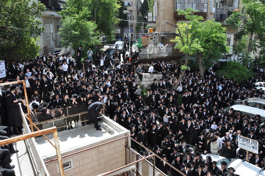 "קברי אבותינו אינם הפקר" זעקו ההמונים במעמד בי-ם