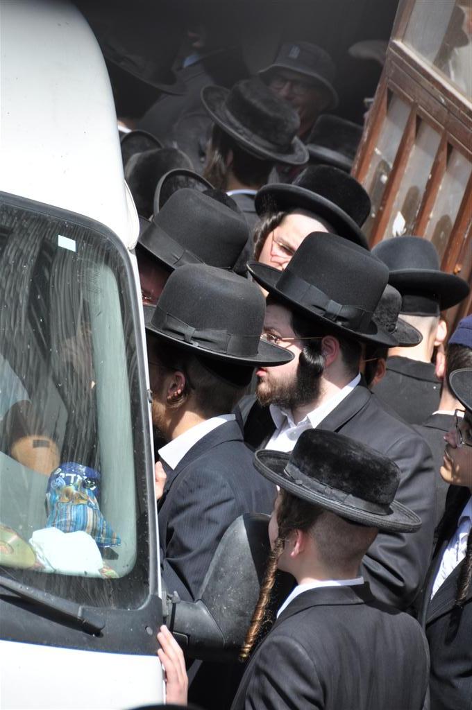 "קברי אבותינו אינם הפקר" זעקו ההמונים במעמד בי-ם
