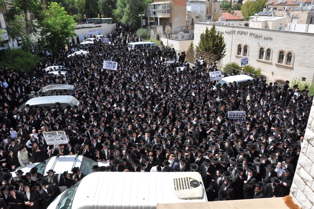 "קברי אבותינו אינם הפקר" זעקו ההמונים במעמד בי-ם