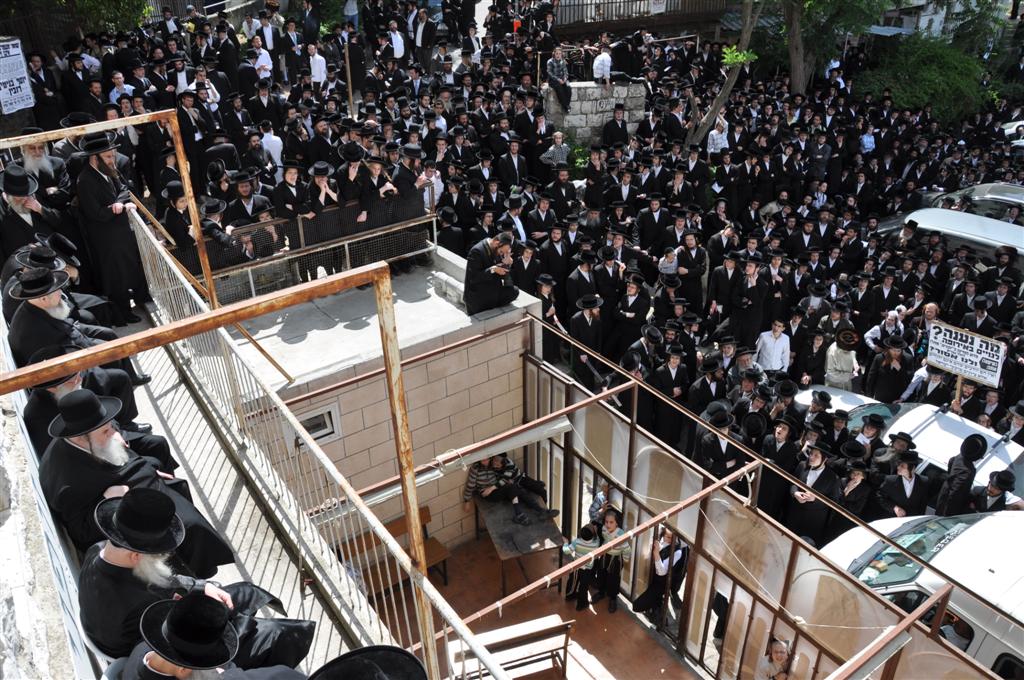 "קברי אבותינו אינם הפקר" זעקו ההמונים במעמד בי-ם