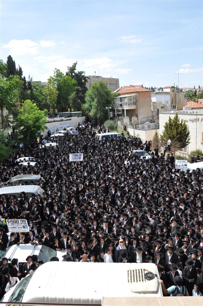 "קברי אבותינו אינם הפקר" זעקו ההמונים במעמד בי-ם