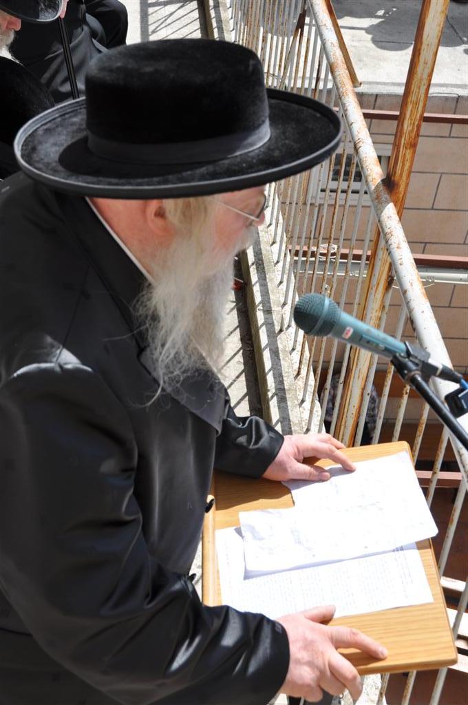 "קברי אבותינו אינם הפקר" זעקו ההמונים במעמד בי-ם