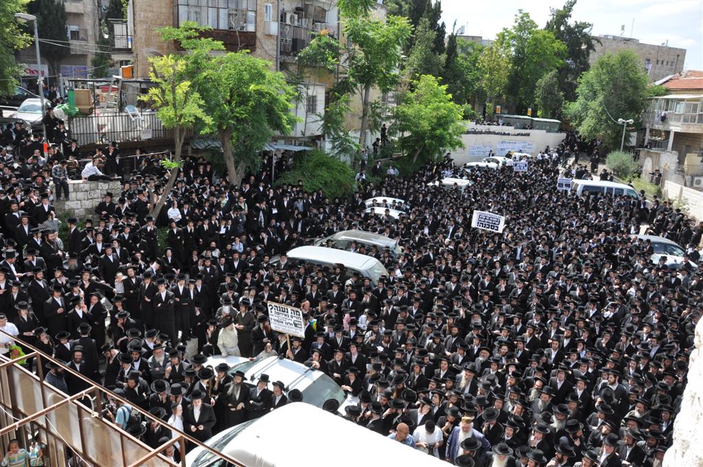"קברי אבותינו אינם הפקר" זעקו ההמונים במעמד בי-ם