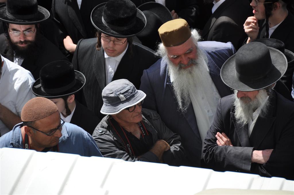 "קברי אבותינו אינם הפקר" זעקו ההמונים במעמד בי-ם