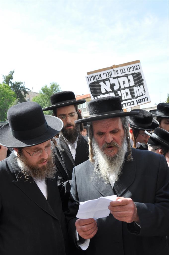 "קברי אבותינו אינם הפקר" זעקו ההמונים במעמד בי-ם