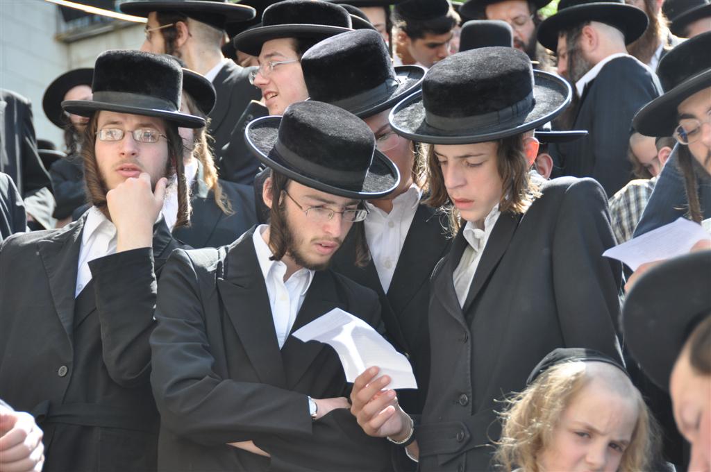 "קברי אבותינו אינם הפקר" זעקו ההמונים במעמד בי-ם
