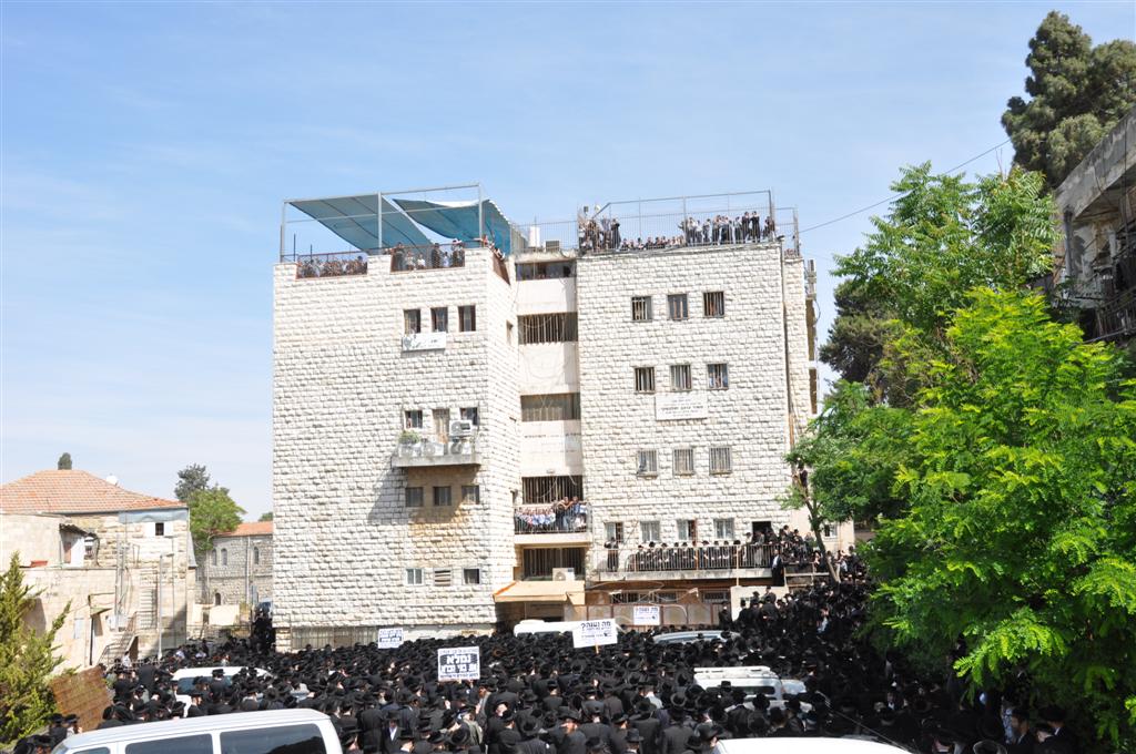 "קברי אבותינו אינם הפקר" זעקו ההמונים במעמד בי-ם