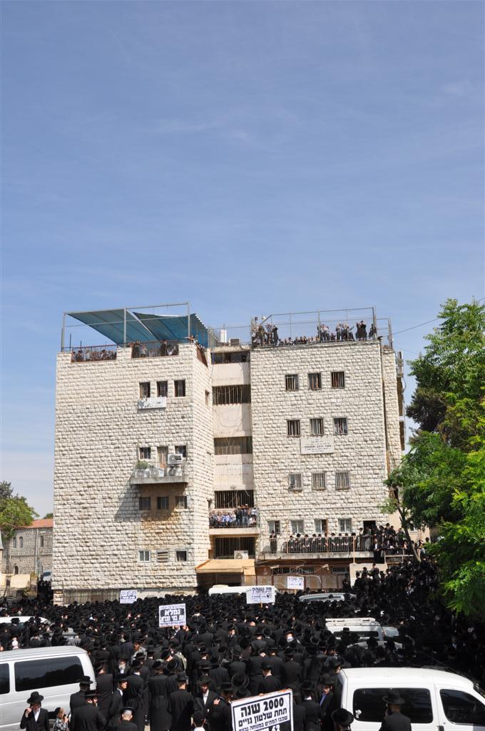 "קברי אבותינו אינם הפקר" זעקו ההמונים במעמד בי-ם