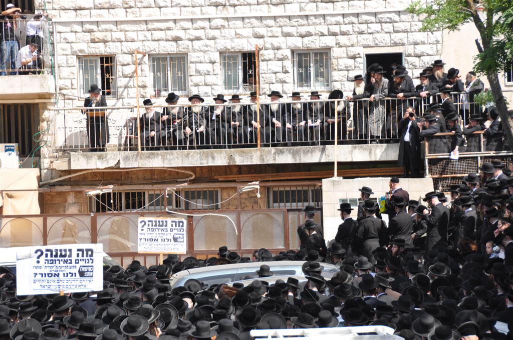 "קברי אבותינו אינם הפקר" זעקו ההמונים במעמד בי-ם