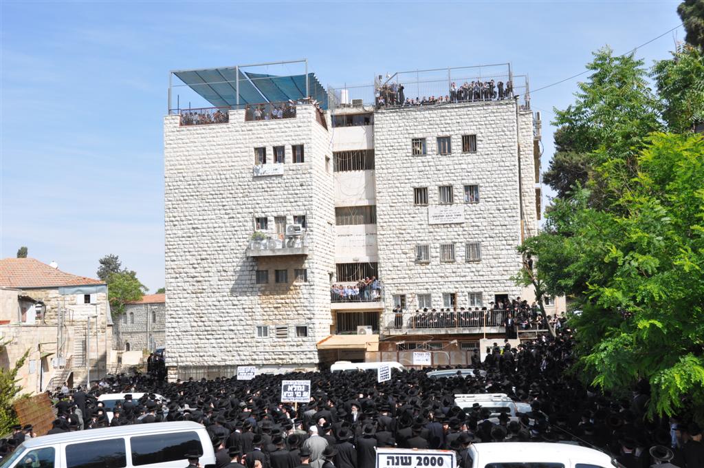 "קברי אבותינו אינם הפקר" זעקו ההמונים במעמד בי-ם