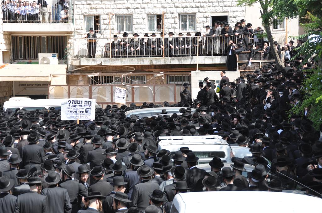 "קברי אבותינו אינם הפקר" זעקו ההמונים במעמד בי-ם