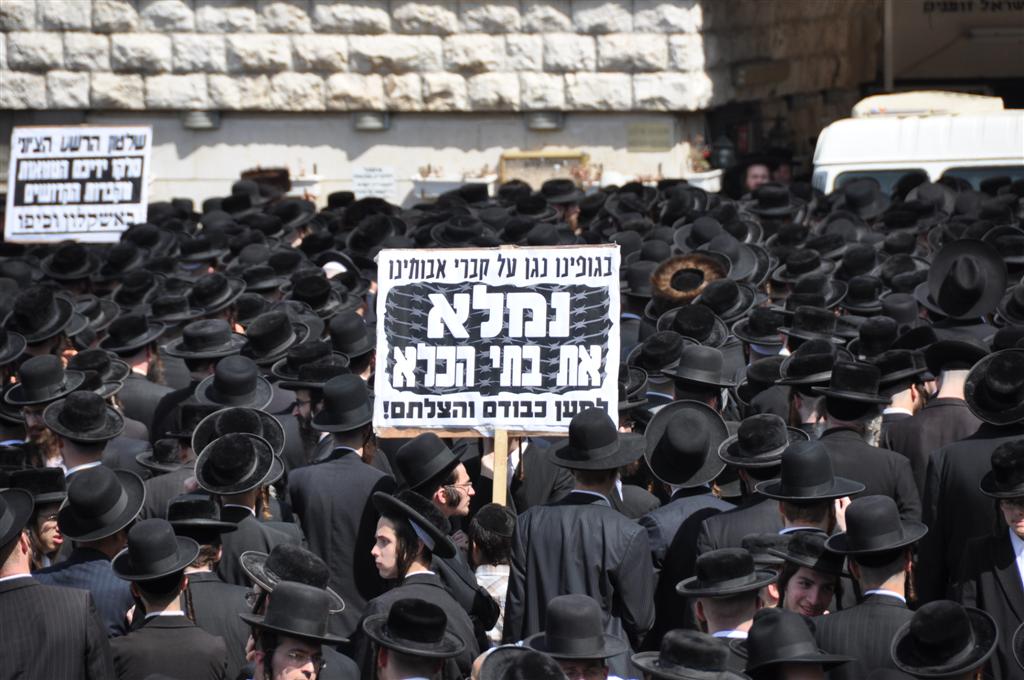 "קברי אבותינו אינם הפקר" זעקו ההמונים במעמד בי-ם
