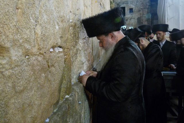 מרגש: כ"ק האדמו"ר מבוסטון בכותל