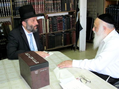 מחר: חתונת בתו של הרב אריה דרעי. צפו בו מזמין את גדולי ישראל לחתונה