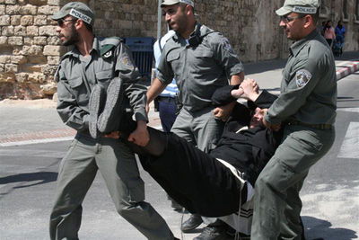 תיעוד מיוחד: כך עוצרים חרדים ביפו