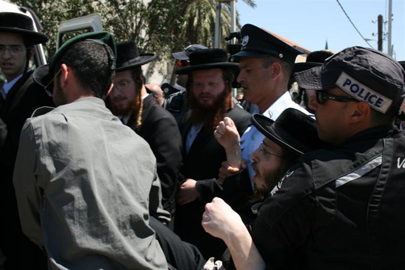 תיעוד מיוחד: כך עוצרים חרדים ביפו
