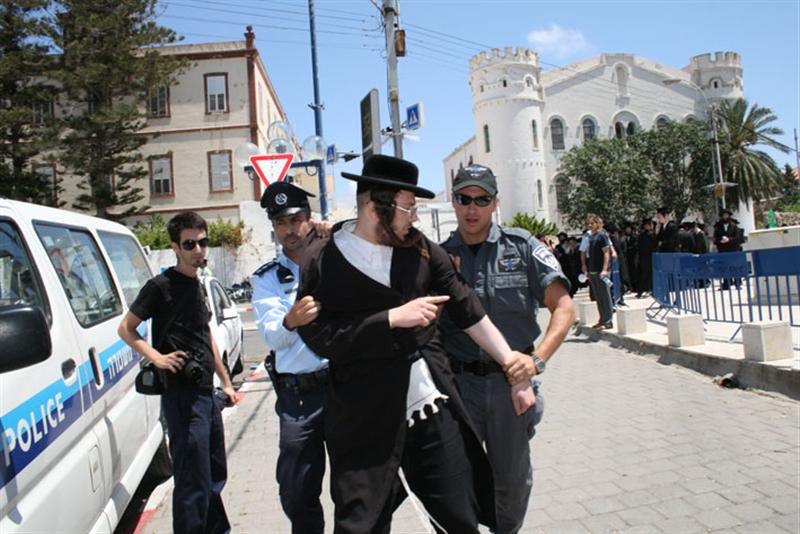 תיעוד מיוחד: כך עוצרים חרדים ביפו