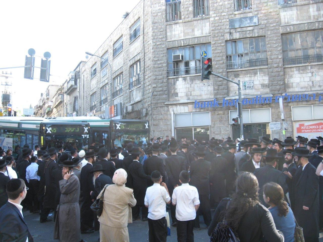 התשובה לעצורים: הפגנה בוערת בי-ם. צפו בתמונות