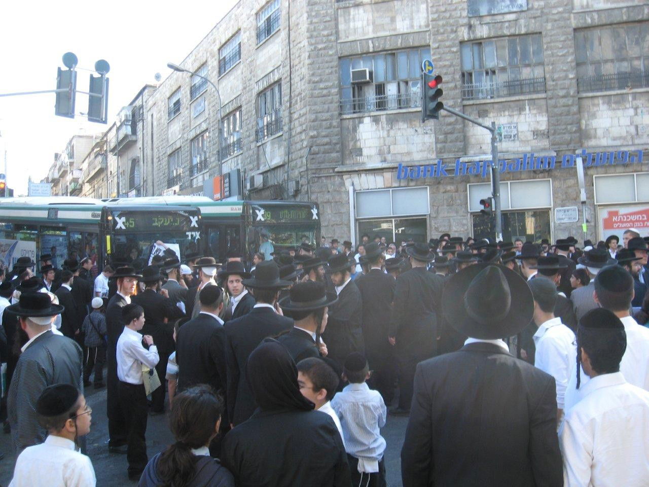 התשובה לעצורים: הפגנה בוערת בי-ם. צפו בתמונות