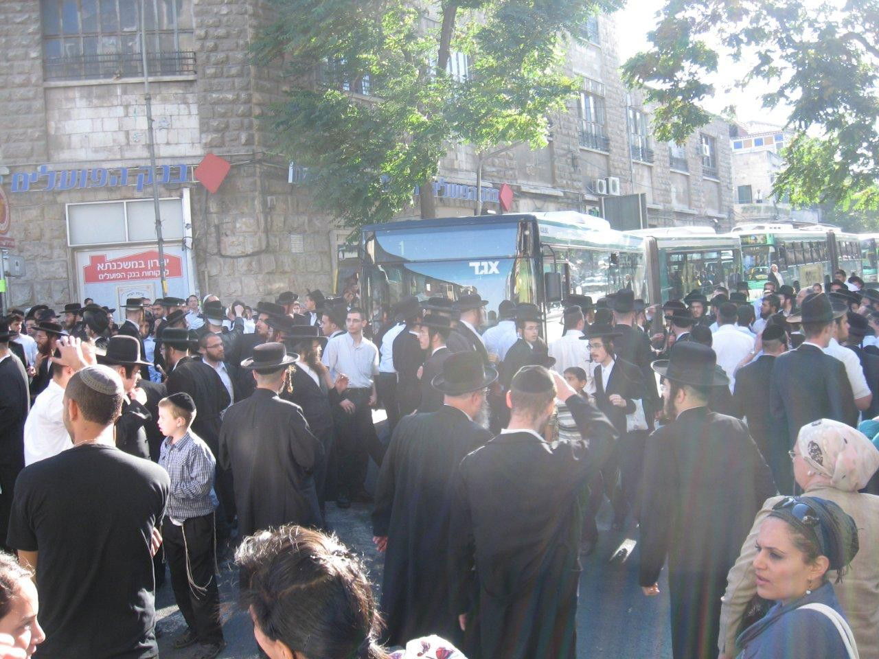 התשובה לעצורים: הפגנה בוערת בי-ם. צפו בתמונות