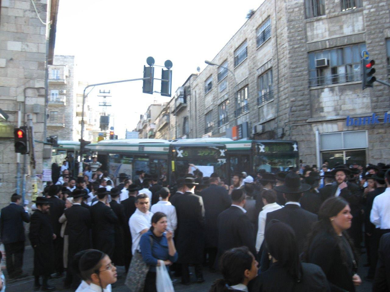 התשובה לעצורים: הפגנה בוערת בי-ם. צפו בתמונות