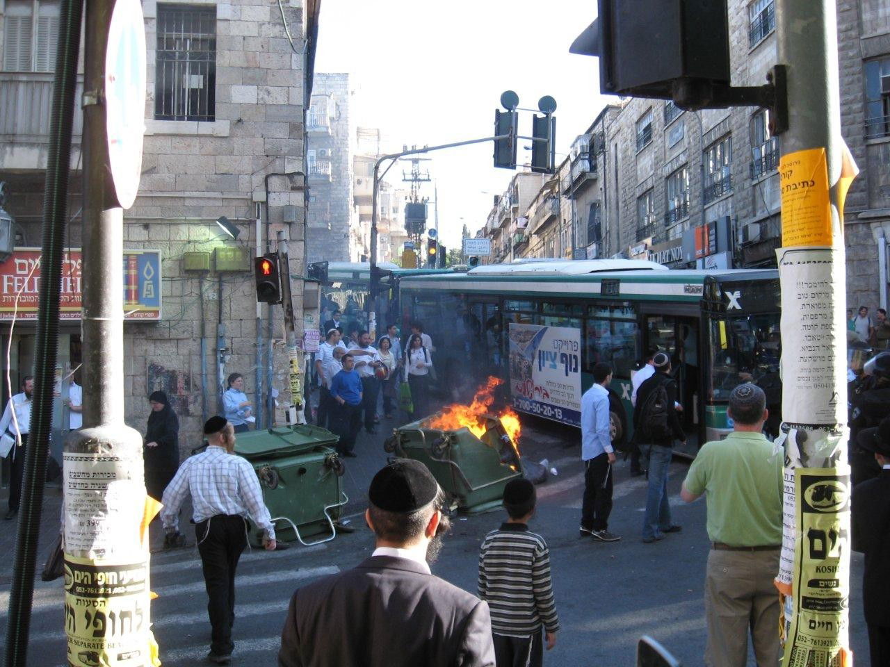 התשובה לעצורים: הפגנה בוערת בי-ם. צפו בתמונות