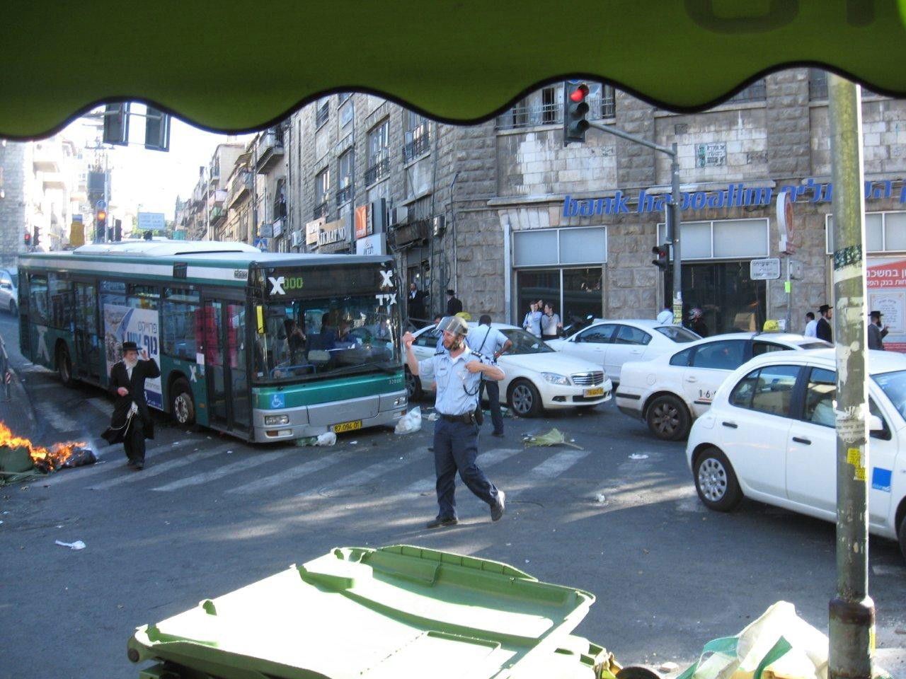 התשובה לעצורים: הפגנה בוערת בי-ם. צפו בתמונות