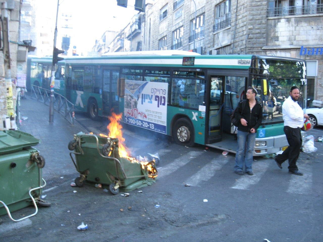 התשובה לעצורים: הפגנה בוערת בי-ם. צפו בתמונות