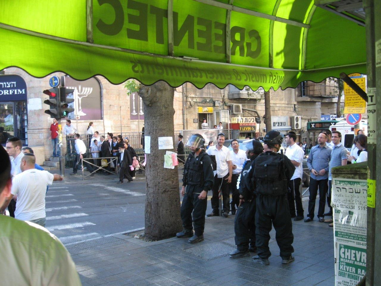 התשובה לעצורים: הפגנה בוערת בי-ם. צפו בתמונות