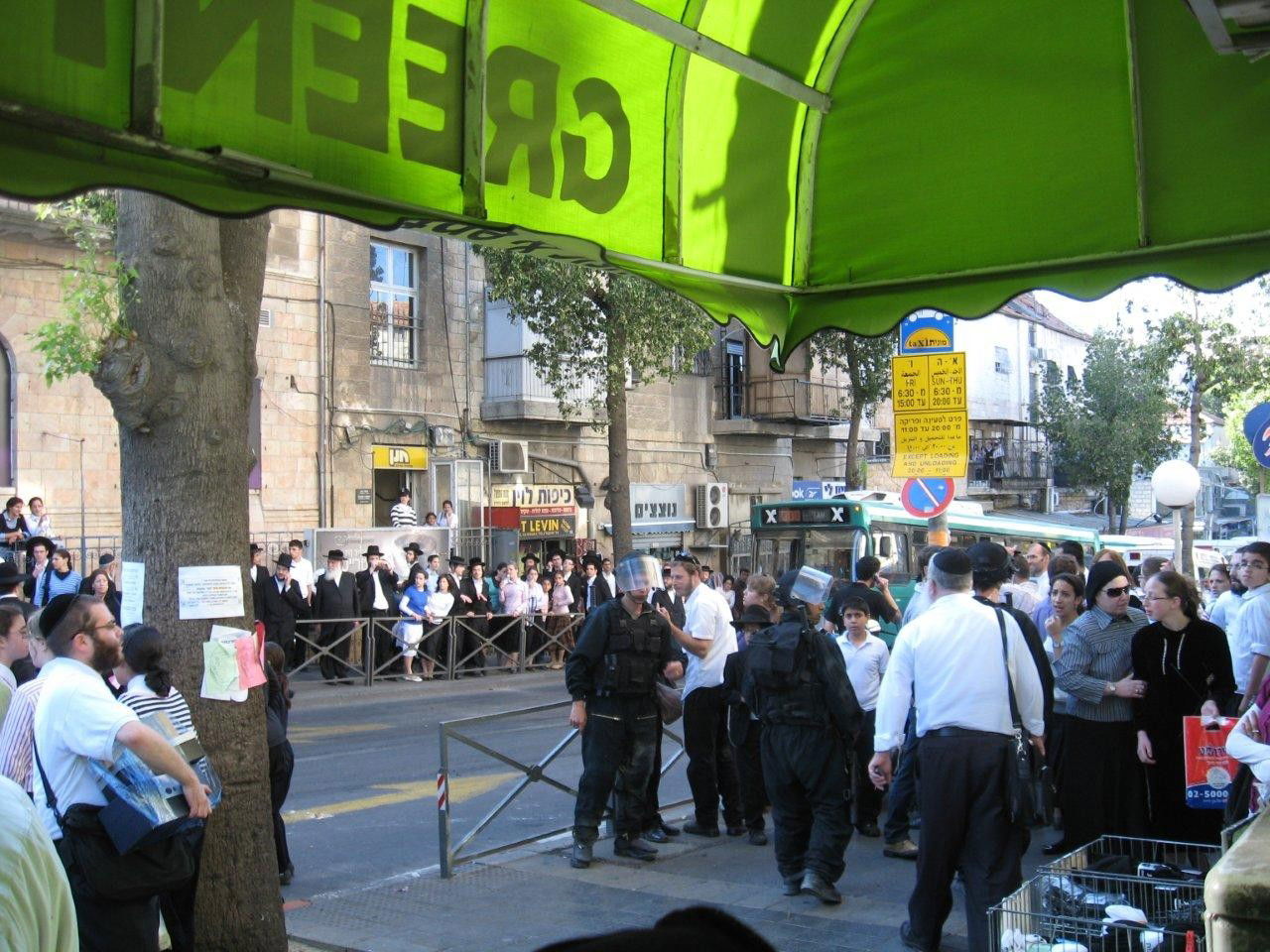 התשובה לעצורים: הפגנה בוערת בי-ם. צפו בתמונות