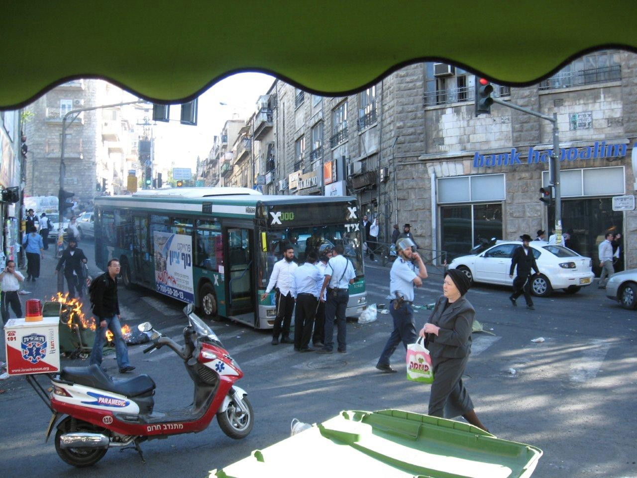 התשובה לעצורים: הפגנה בוערת בי-ם. צפו בתמונות