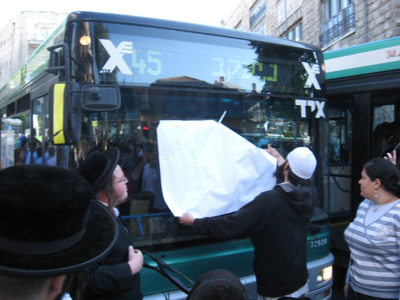 התשובה לעצורים: הפגנה בוערת בי-ם. צפו בתמונות